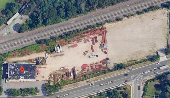 225 Pine Aire Dr, Bay Shore, NY à louer - Photo de l’immeuble – Image 2 sur 2