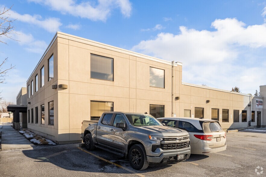 1550 Laperriere Ave, Ottawa, ON à louer - Photo de l’immeuble – Image 2 sur 5