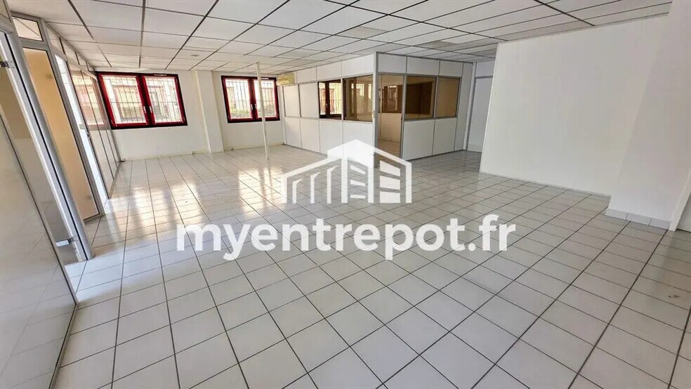 Local d’activités dans Aubagne à louer - Photo de l’immeuble – Image 3 sur 8