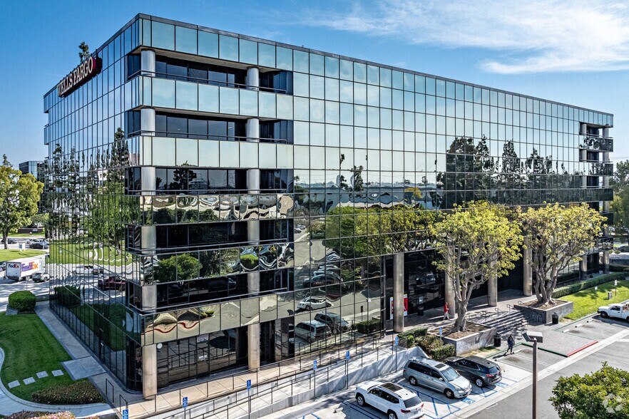 5701 S Eastern Ave, Los Angeles, CA à louer - Photo de l’immeuble – Image 2 sur 9