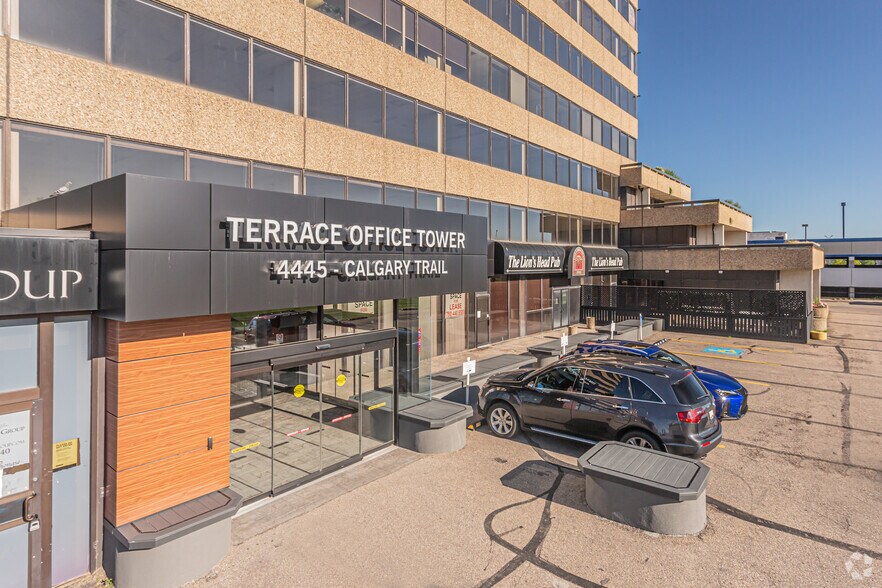 4445 Calgary Trl, Edmonton, AB à louer - Photo de l’immeuble – Image 3 sur 5