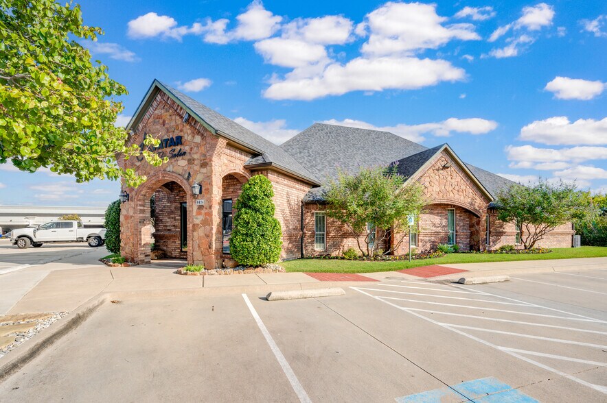 8624 Davis Blvd, North Richland Hills, TX à vendre - Photo de l’immeuble – Image 2 sur 5