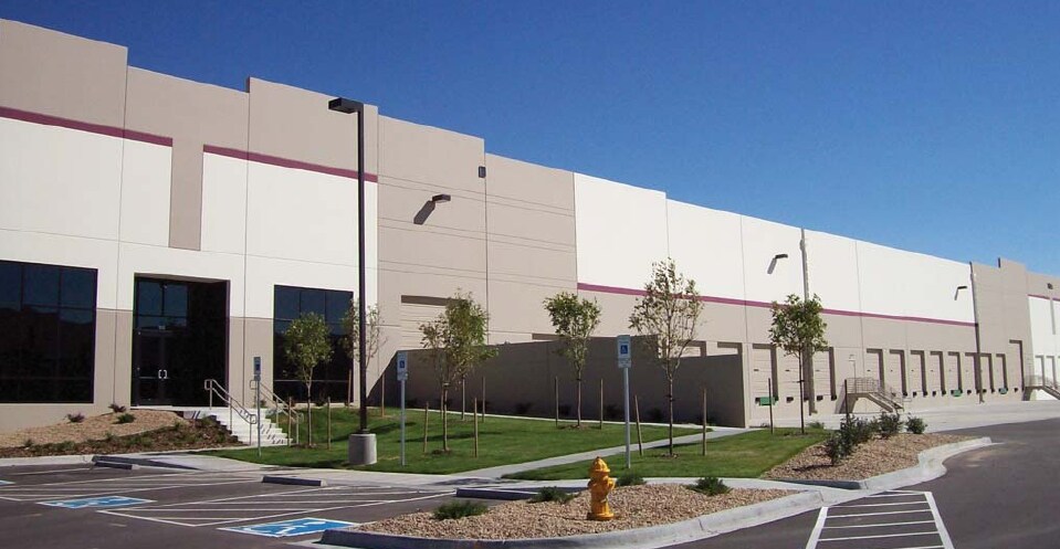 19755 E 35th Dr, Aurora, CO à louer - Photo de l’immeuble – Image 2 sur 2