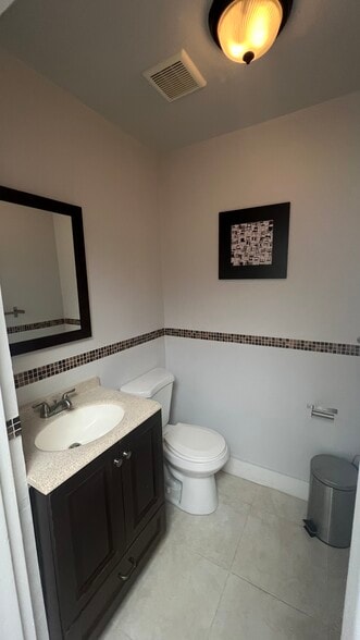 8283 NW 64th St, Miami, FL à louer - Photo de l’immeuble – Image 2 sur 15