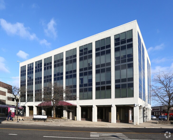 5600 W Addison St, Chicago, IL à louer - Photo de l’immeuble – Image 2 sur 6