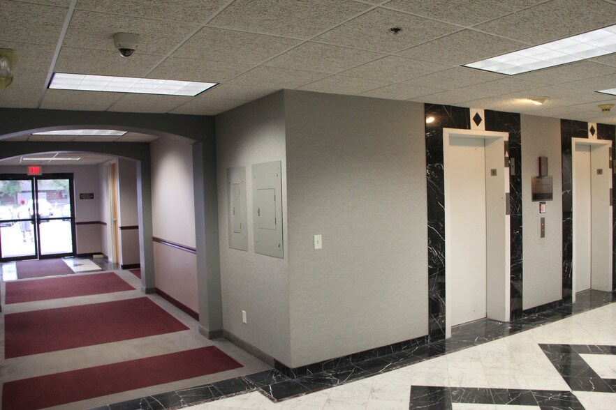 6040 Earle Brown Dr, Brooklyn Center, MN à louer - Photo de l’immeuble – Image 3 sur 9
