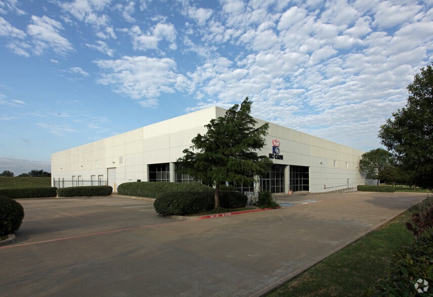 2168 W Diplomat Dr, Dallas, TX à louer - Photo de l’immeuble – Image 3 sur 5
