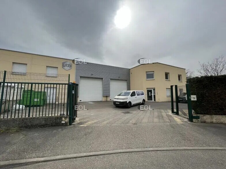 Local d’activités dans Vénissieux à louer - Photo de l’immeuble – Image 1 sur 8