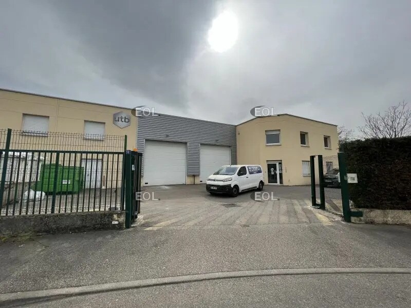 Local d’activités dans Vénissieux à louer Photo de l’immeuble– Image 1 sur 9