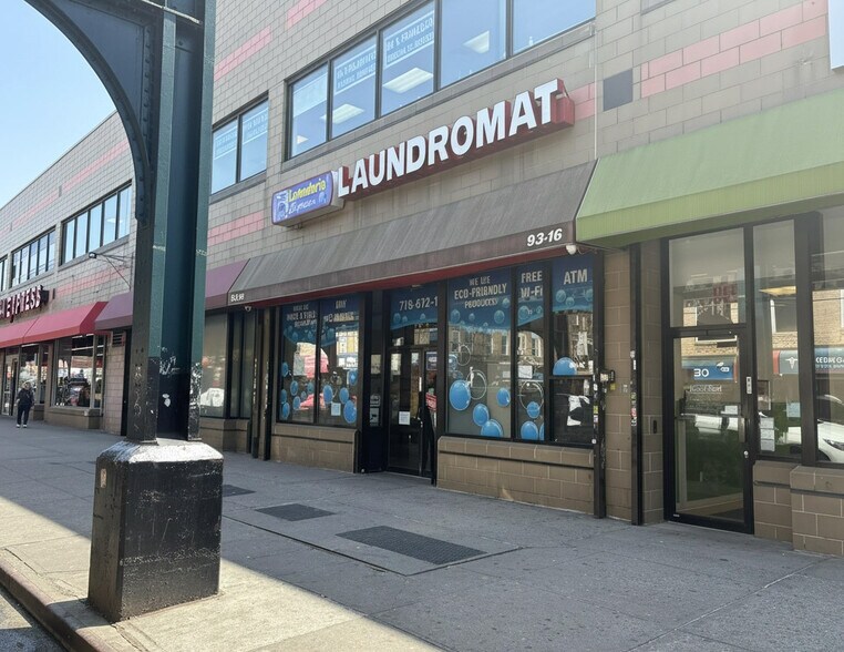 9316 Roosevelt Ave, Jackson Heights, NY à louer - Photo principale – Image 1 sur 2