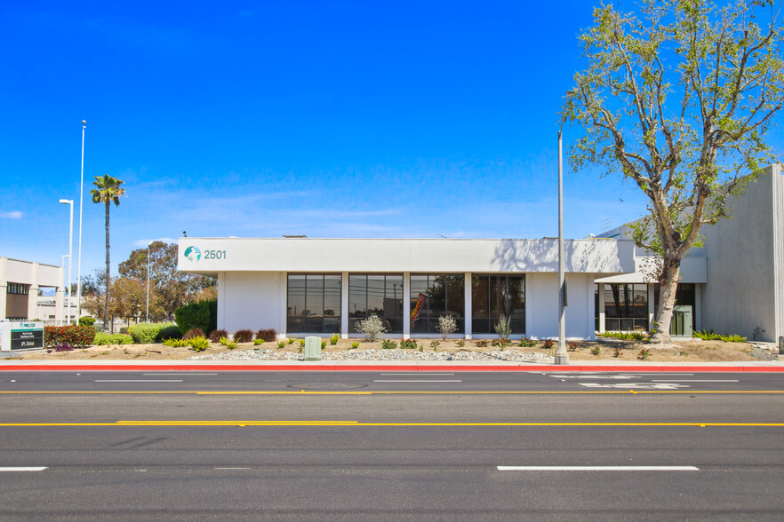 2501 E Orangethorpe Ave, Fullerton, CA à louer - Photo de l’immeuble – Image 3 sur 7