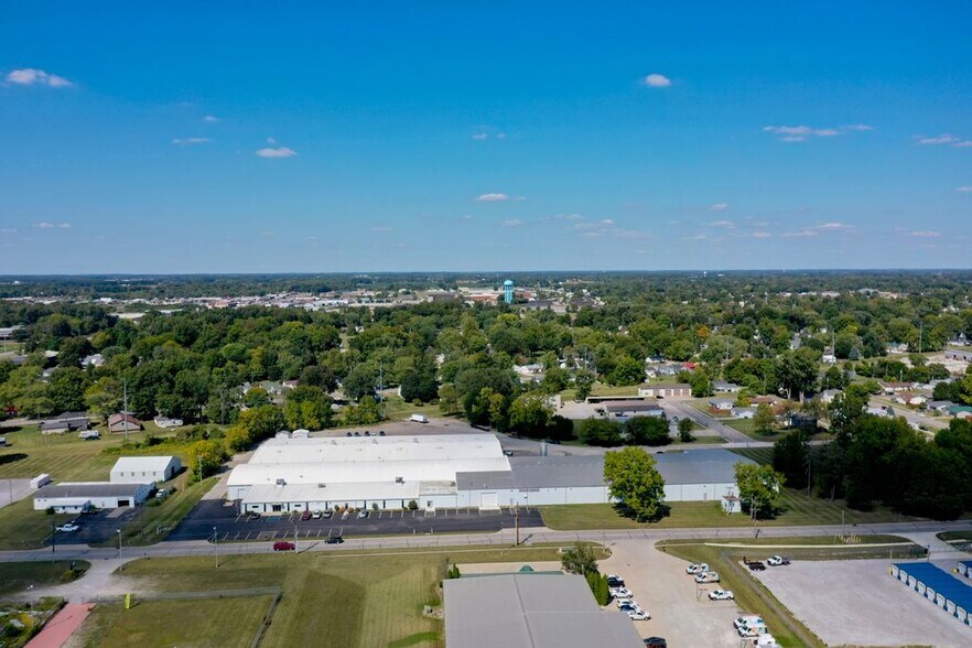 1000 Auburn Dr, Auburn, IN à vendre - Photo de l’immeuble – Image 2 sur 18