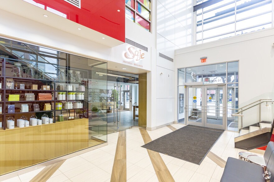 880 16th Ave SW, Calgary, AB à louer - Hall d’entrée – Image 2 sur 7