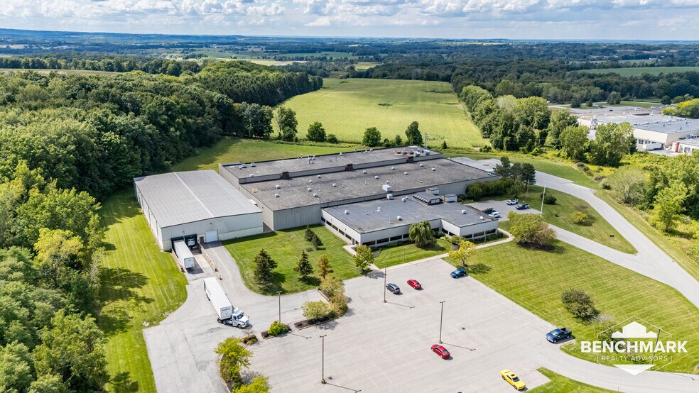 2754 W Park Dr, Bloomfield, NY à vendre - Photo principale – Image 1 sur 17