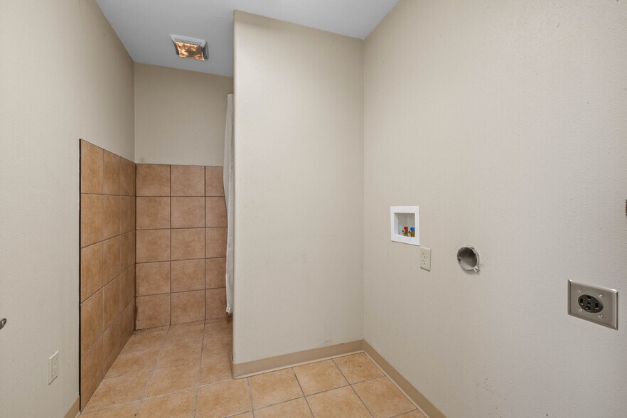 2708 30th Ave NE, Minot, ND à vendre - Photo de l’immeuble – Image 3 sur 42