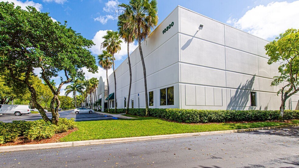 10300 NW 19th St, Miami, FL à louer - Photo de l’immeuble – Image 2 sur 8