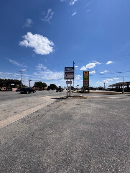 609 Pat Booker Rd, Universal City, TX à vendre - Photo de l’immeuble – Image 2 sur 17