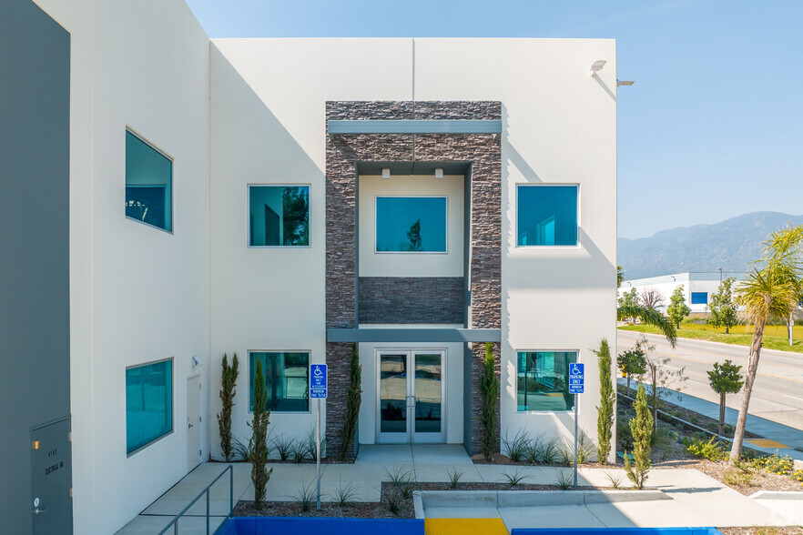 4180 N Hallmark Pky, San Bernardino, CA à louer - Photo de l’immeuble – Image 2 sur 8