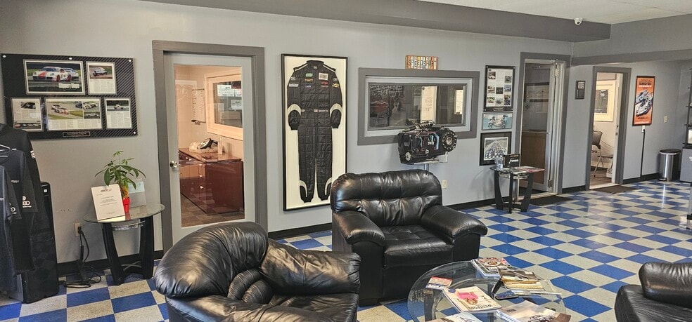 50 Miry Brook Rd, Danbury, CT à vendre - Photo de l’immeuble – Image 3 sur 35