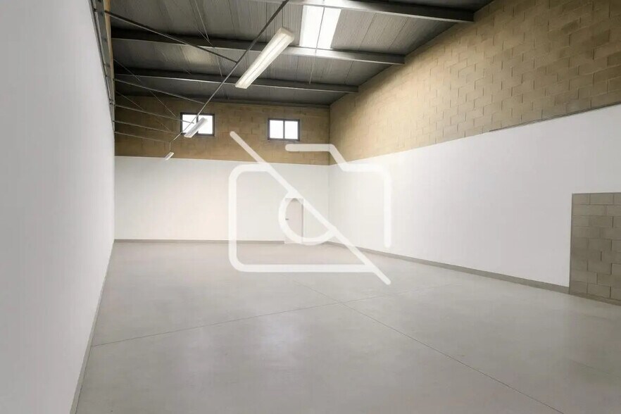 Industriel/Logistique dans Crosne à vendre - Photo de l’immeuble – Image 1 sur 3