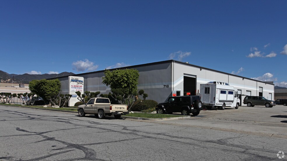 718-738 N Loren Ave, Azusa, CA à louer - Photo de l’immeuble – Image 1 sur 3