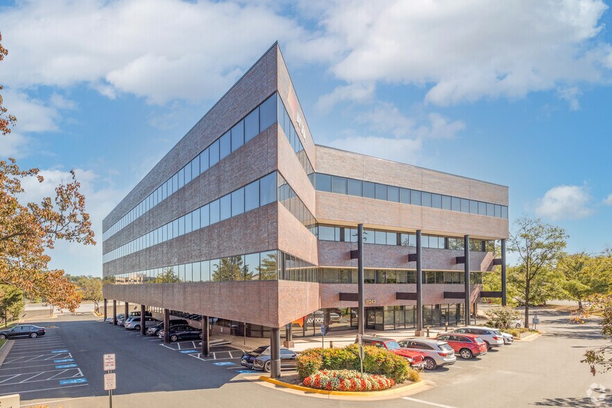 11242 Waples Mill Rd, Fairfax, VA à louer - Photo principale – Image 1 sur 4