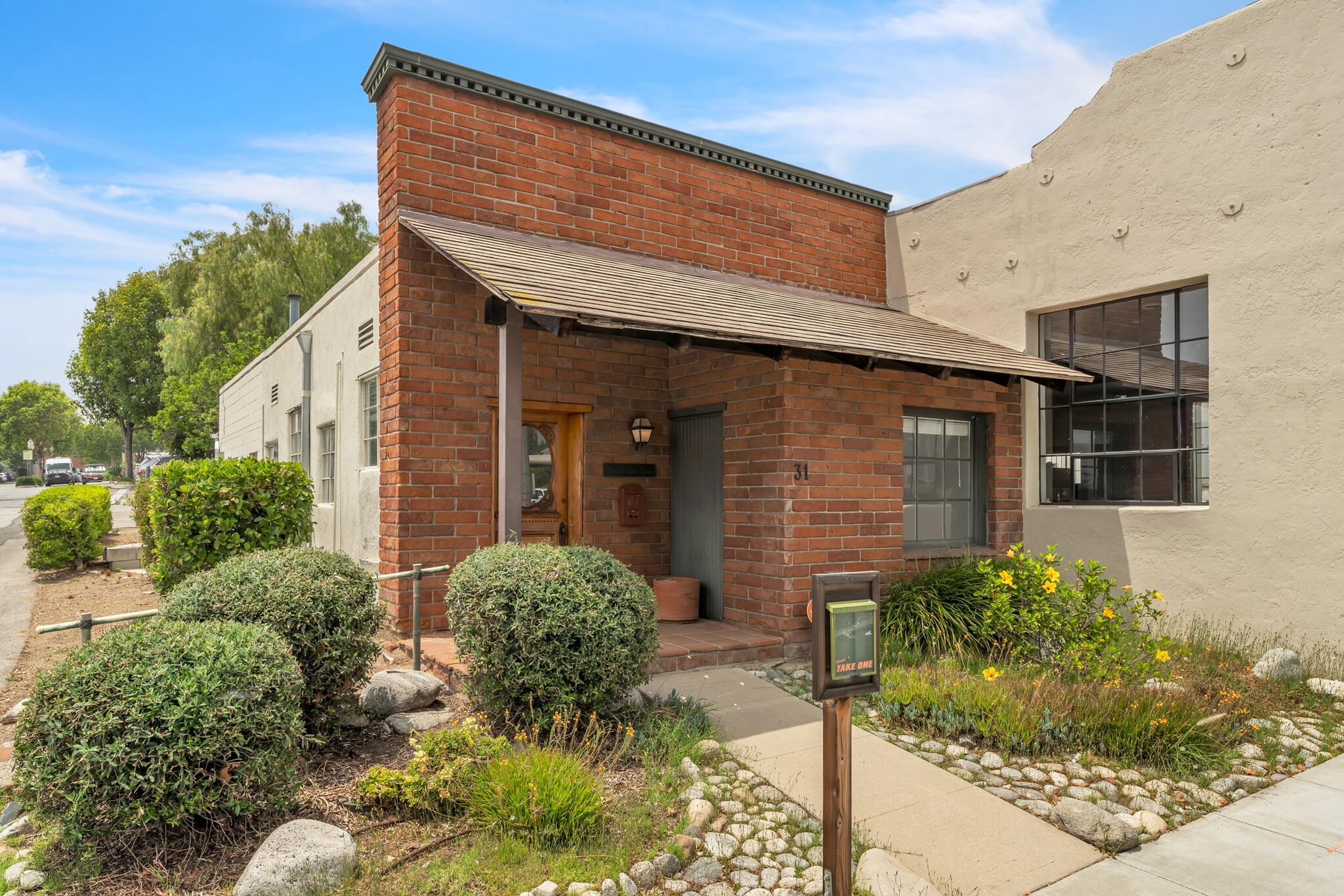 31 S Baldwin Ave, Sierra Madre, CA à louer Photo de l’immeuble– Image 1 sur 13