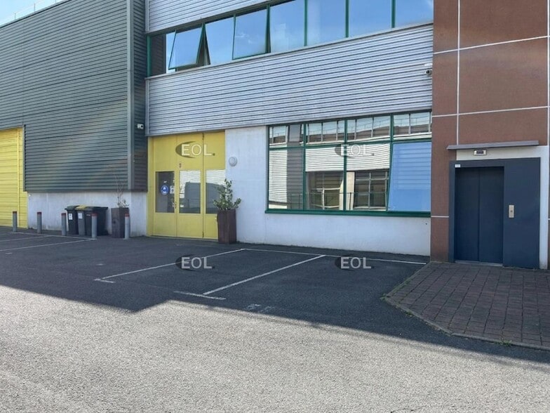 Local d’activités dans Argenteuil à louer - Photo de l’immeuble – Image 3 sur 11