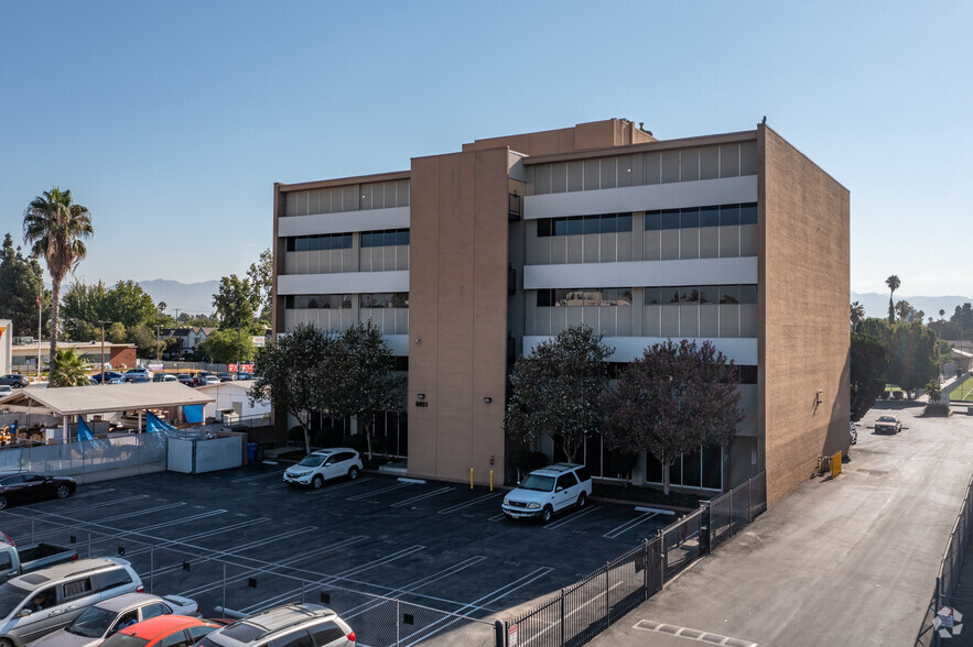 6851 Lennox Ave, Van Nuys, CA à louer - Photo de l’immeuble – Image 2 sur 14