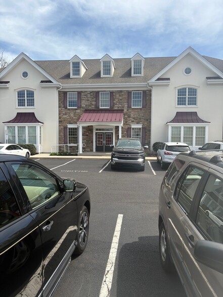 105 Montgomery Ave, Lansdale, PA à louer - Photo de l’immeuble – Image 1 sur 8
