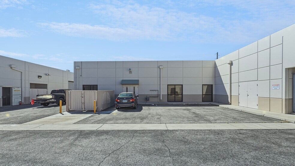 7285 Dean Martin Dr, Las Vegas, NV à louer - Photo de l’immeuble – Image 3 sur 7