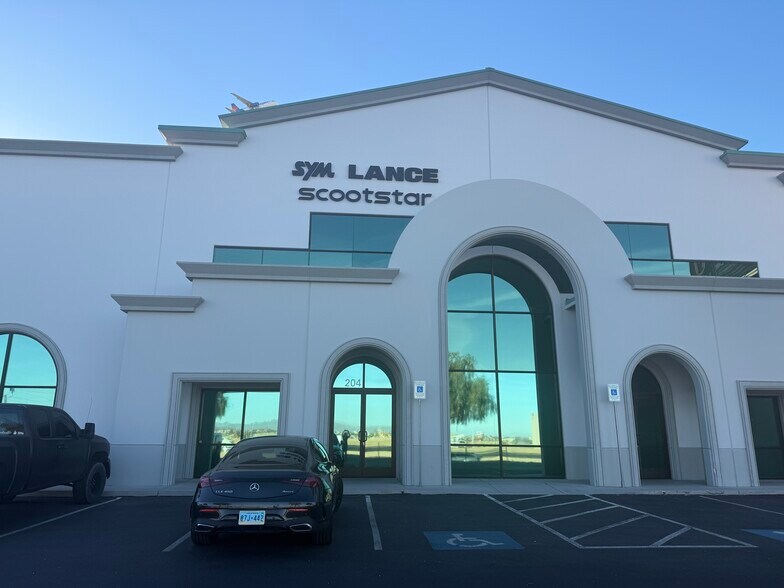 7660 Dean Martin Dr, Las Vegas, NV à louer - Photo de l’immeuble – Image 2 sur 17