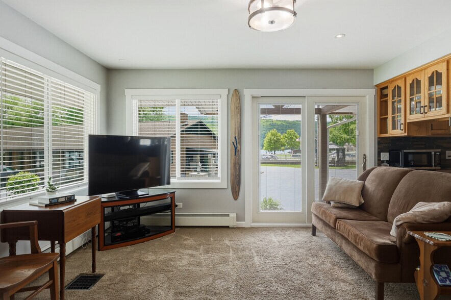 24 Water St, Hammondsport, NY à vendre - Photo de l’immeuble – Image 3 sur 46