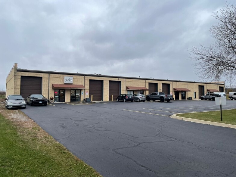 760 Heartland Dr, Sugar Grove, IL à louer - Photo de l’immeuble – Image 3 sur 8