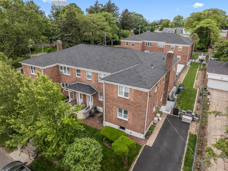 26 Linden St, Great Neck, NY à vendre - Photo de l’immeuble – Image 2 sur 8