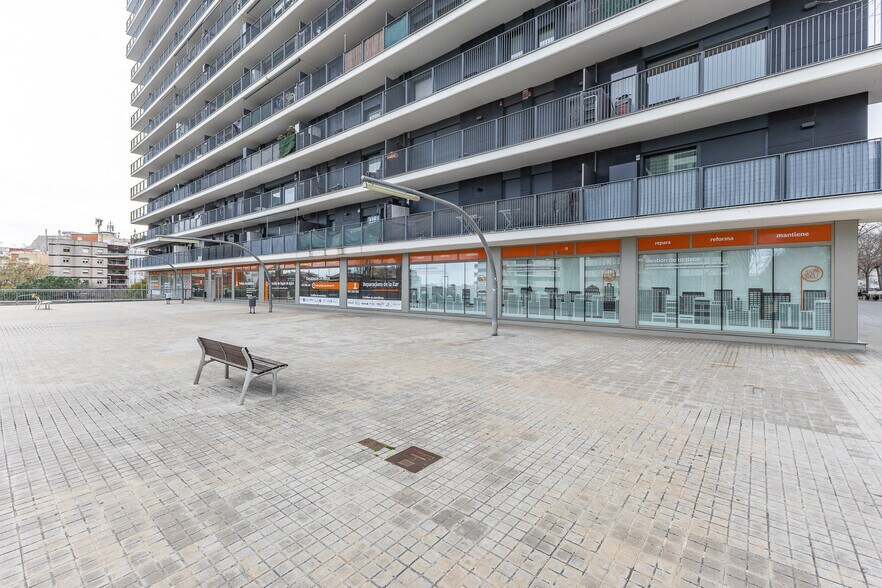 Immeuble residentiel dans L'Hospitalet de Llobregat, Barcelona à vendre - Photo principale – Image 1 sur 5
