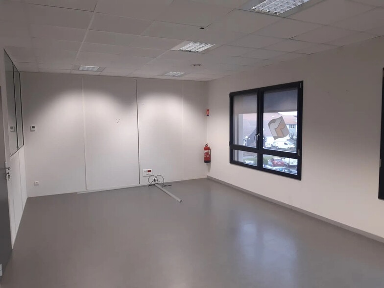 Bureau dans Dury à louer - Photo de l’immeuble – Image 2 sur 6