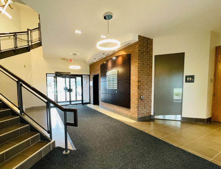 106 Colonnade Rd, Ottawa, ON à louer - Photo intérieure – Image 3 sur 10