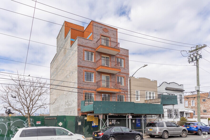 2556 97th St, East Elmhurst, NY à vendre - Photo de l’immeuble – Image 2 sur 5