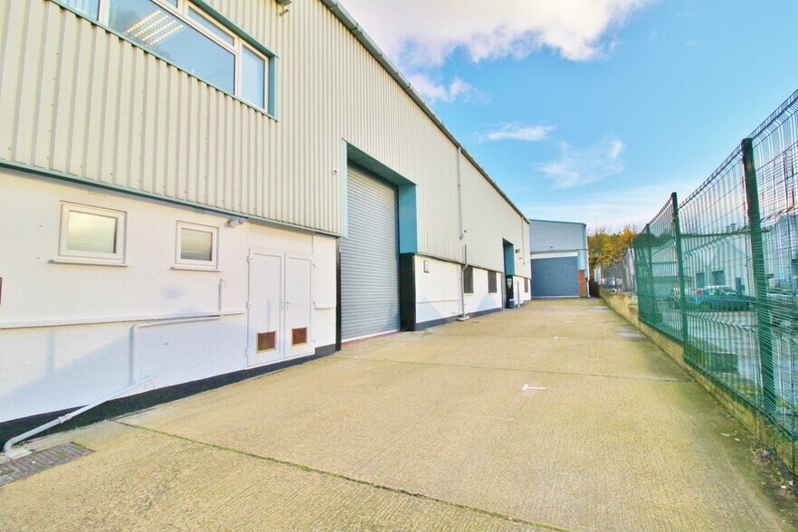 28-30 Fowler Rd, Ilford à louer - Photo de l’immeuble – Image 2 sur 9