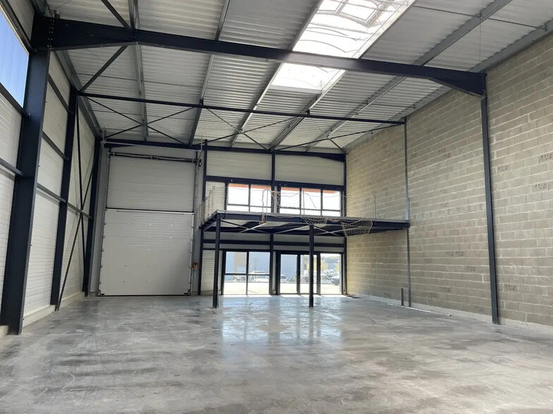 Local d'activités dans Joué-lès-Tours à vendre - Photo de l’immeuble – Image 3 sur 5