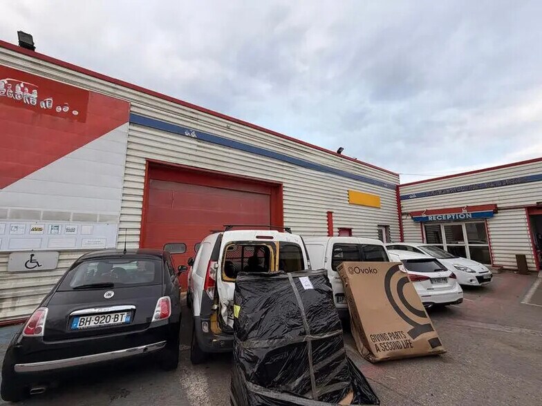 Local d'activités dans Décines-Charpieu à vendre - Photo de l’immeuble – Image 2 sur 8