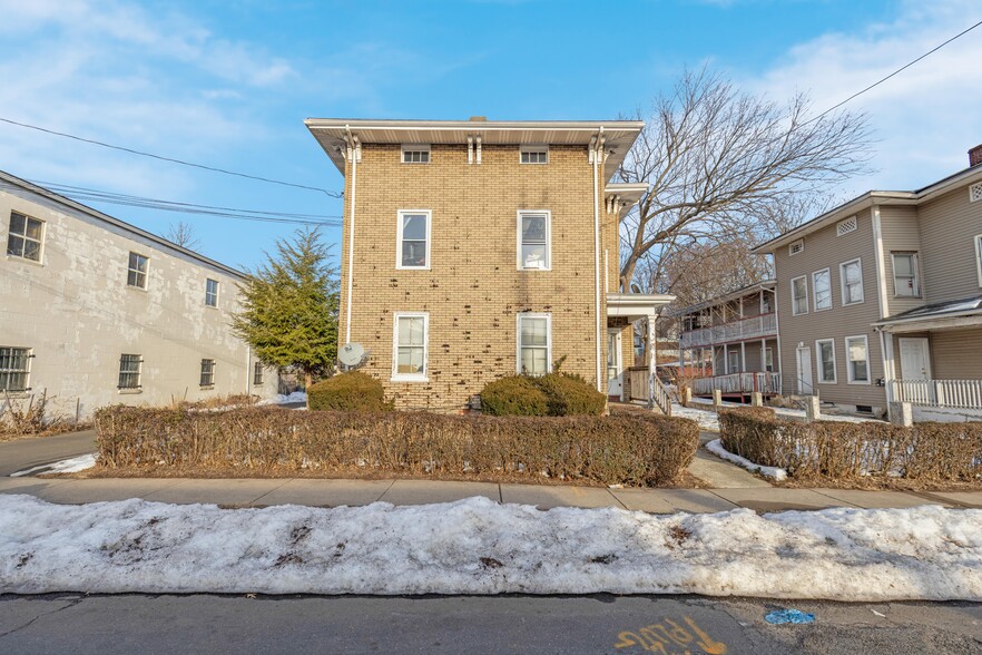 21 Pleasant St, New Britain, CT à vendre - Photo de l’immeuble – Image 2 sur 12