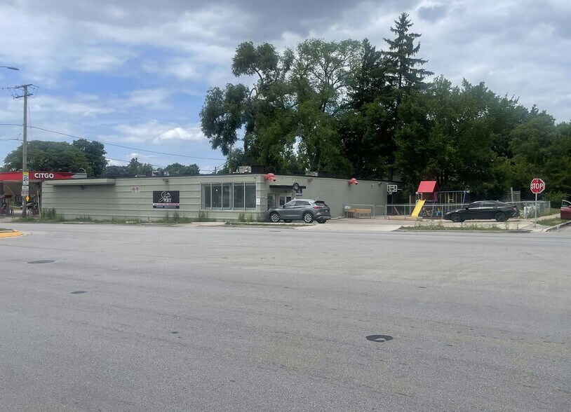 5808 W Hampton Ave, Milwaukee, WI à louer - Photo de l’immeuble – Image 1 sur 3