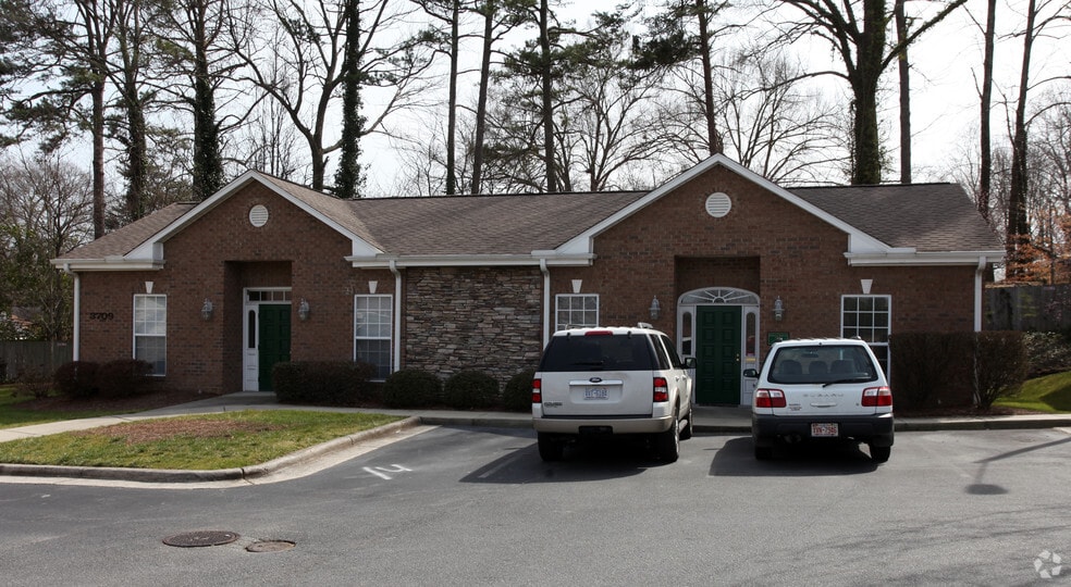 3709 W Market St, Greensboro, NC à vendre - Photo principale – Image 1 sur 2