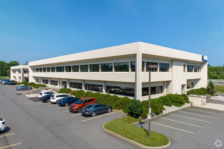 110 Hannover Dr, St Catharines, ON à louer - Photo de l’immeuble – Image 2 sur 5