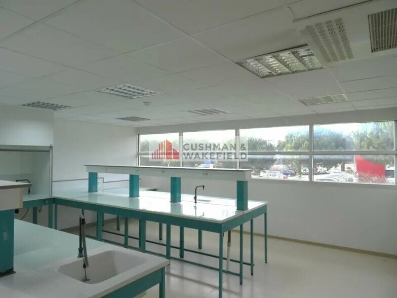 Bureau dans Nîmes à louer - Photo intérieure – Image 2 sur 2