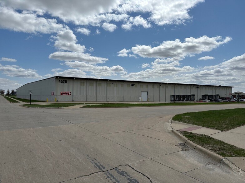 4520 20th Ave SW, Cedar Rapids, IA à louer - Photo de l’immeuble – Image 2 sur 5
