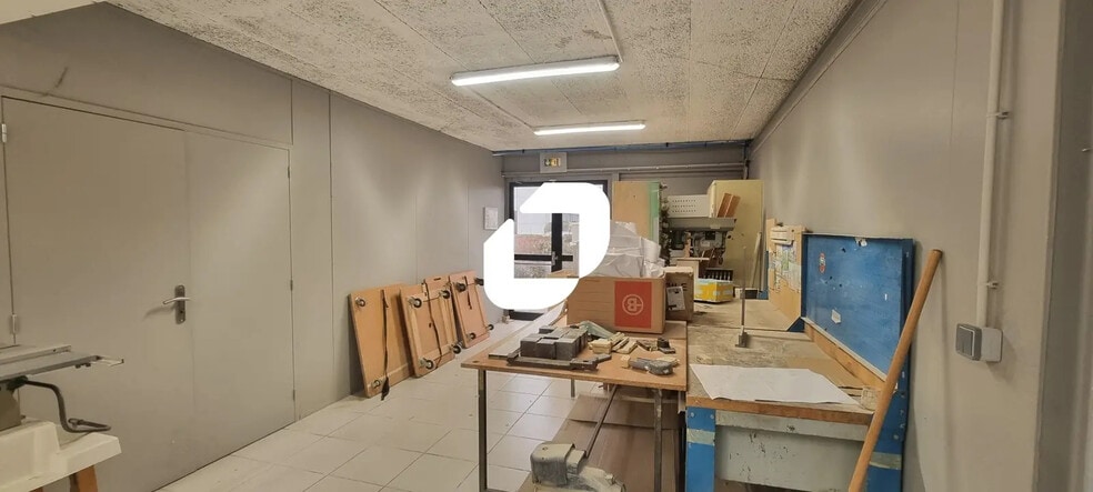 Local d'activités dans Saint-Thibault-des-Vignes à vendre - Photo de l’immeuble – Image 3 sur 11