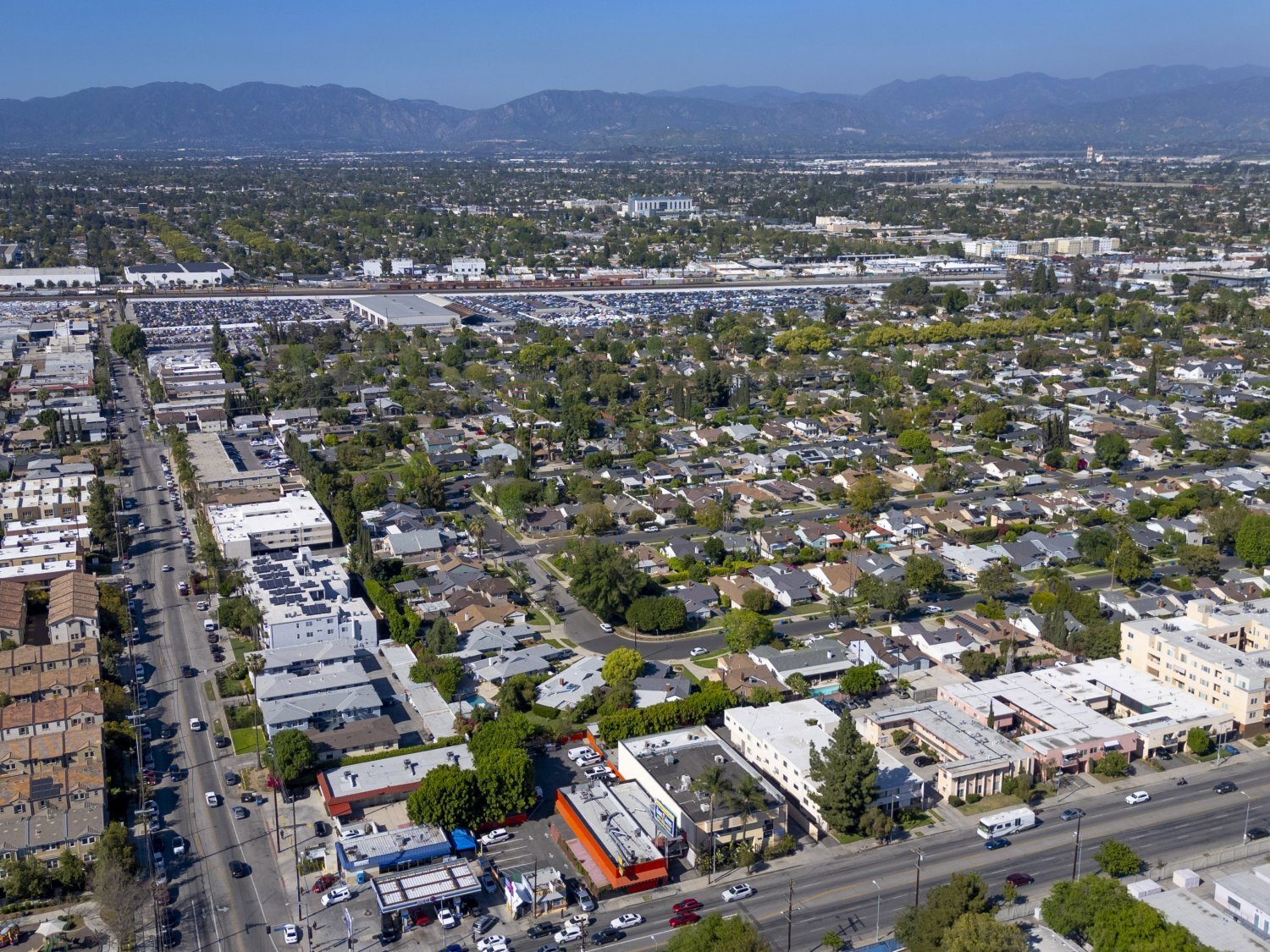 14041 Sherman Way, Van Nuys, CA à vendre Photo de l’immeuble– Image 1 sur 15